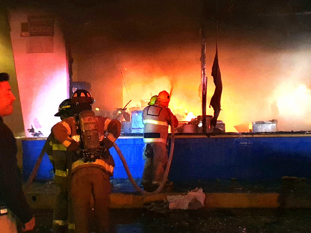 Incendio termina con la tienda ‘Ryse’ esta madrugada