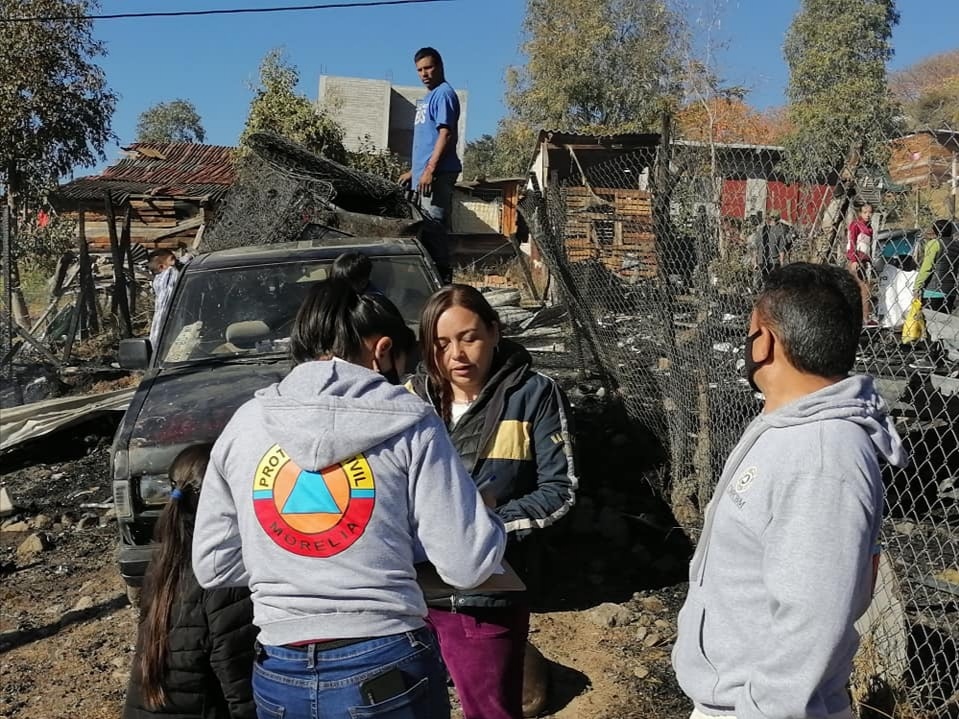 Entregan artículos de primera necesidad a familias afectadas por un incendio