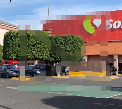Ejecutan al chófer de una lujosa camioneta en el estacionamiento de Soriana La Pinera