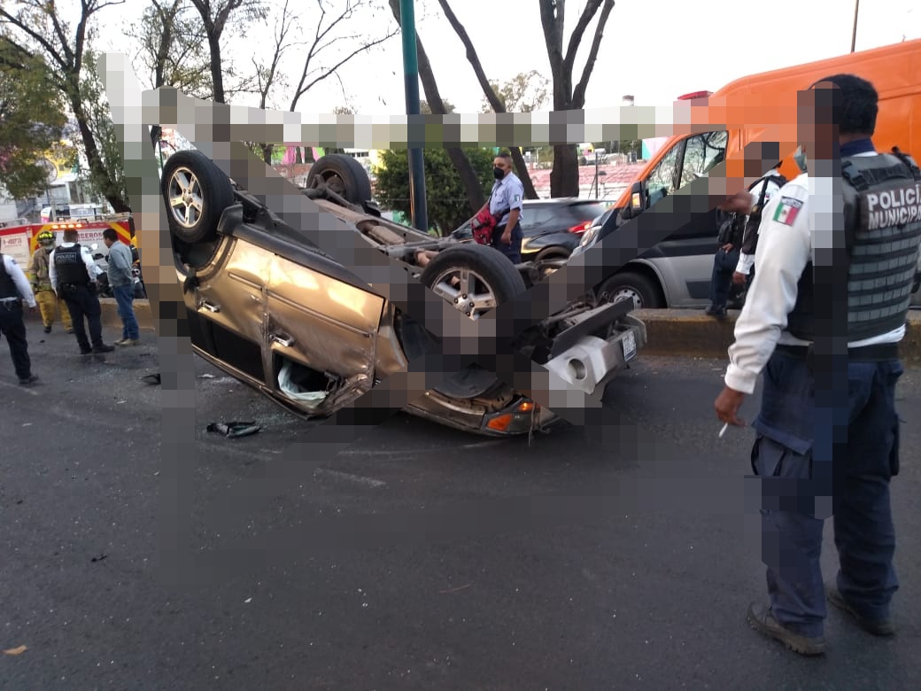 Choque y volcadura ocasiona serios problemas viales en la zona de Tres Puentes