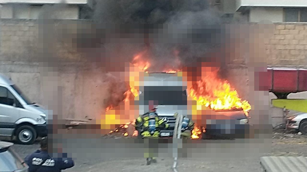 Se prenden dos carros en un estacionamiento de la Chapultepec Sur