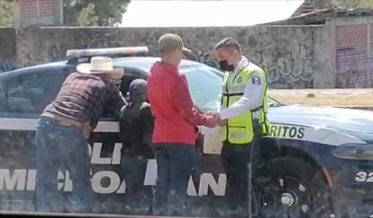 Elementos de peritos de la SSP son captados en video en una de sus múltiples extorsiones