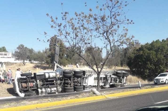 Un tráiler vuelca en la carretera Morelia – Tarimbaro