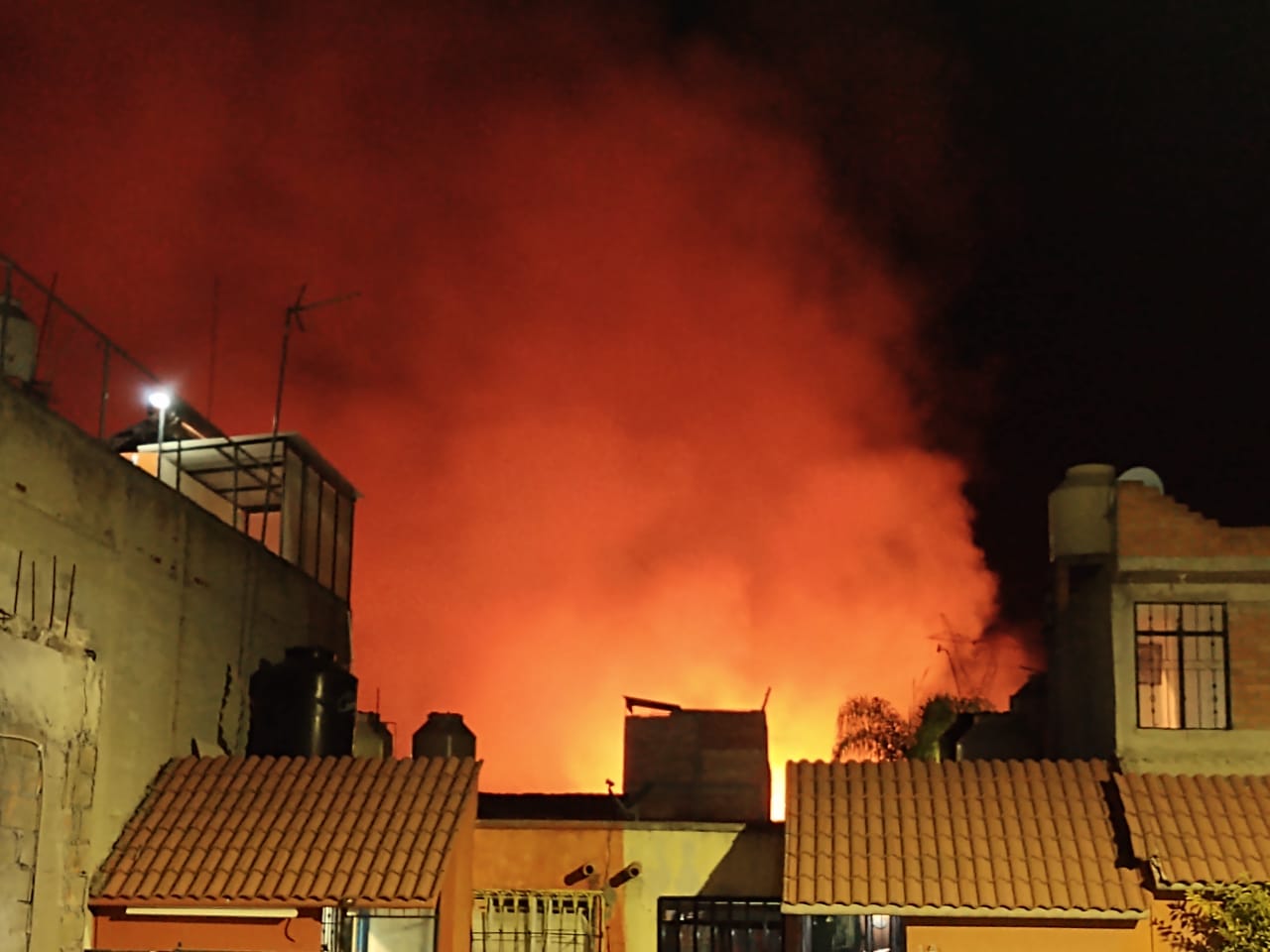 Intensa movilización y alarma entre los habitantes del fraccionamiento La Hacienda causó el incendio de pastizales