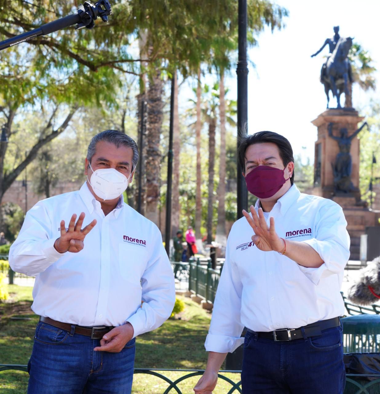 Mario Delgado alza la mano de Raúl Morón rumbo a las elecciones