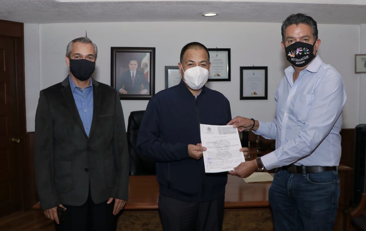 Entrega Semaccdet resolutivo al Ayuntamiento de Cuitzeo para construcción de panteón