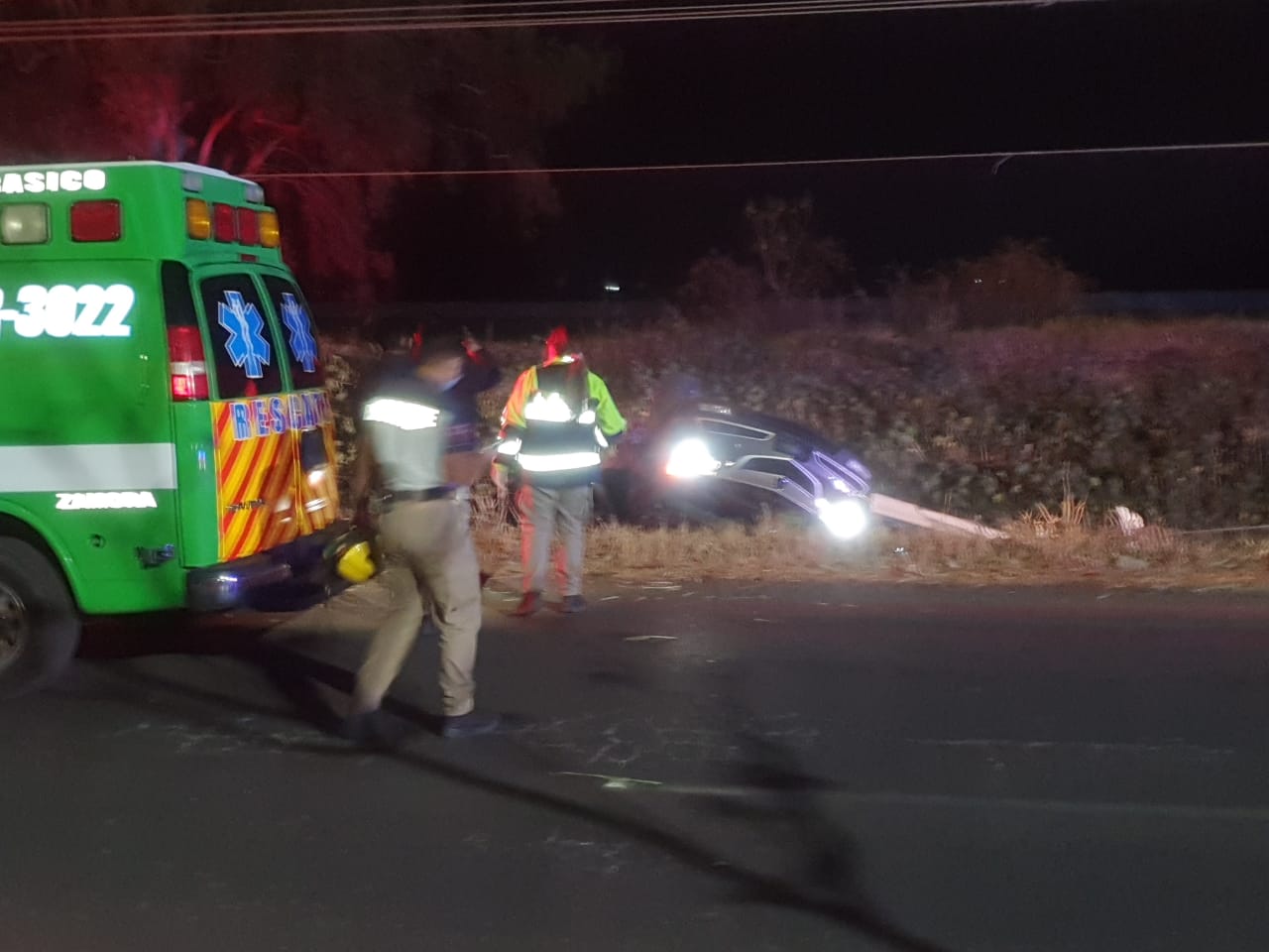 Camioneta vuelca sobre la calzada a La Rinconada
