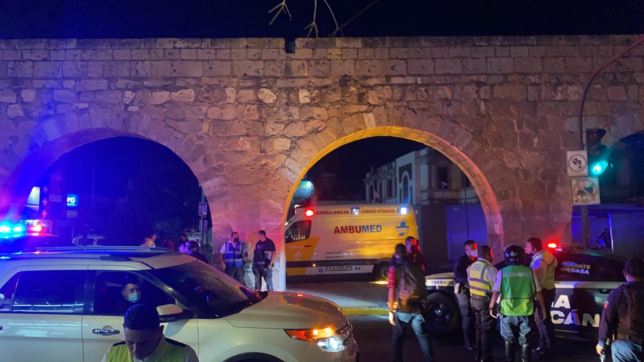 Choca una patrulla contra un carro particular en la avenida Acueducto