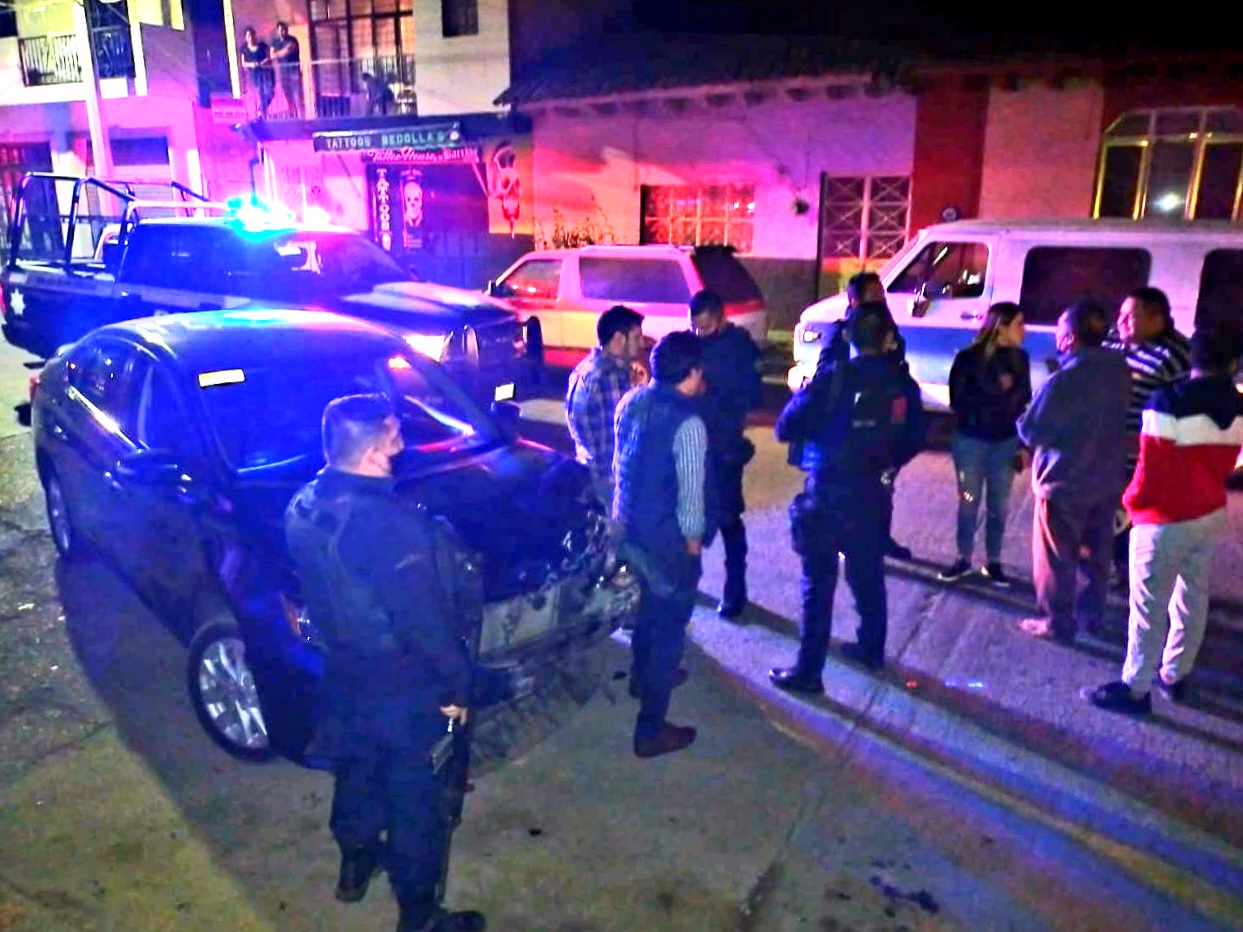 Yerno del tesorero municipal choca contra una casa y agrede a policías