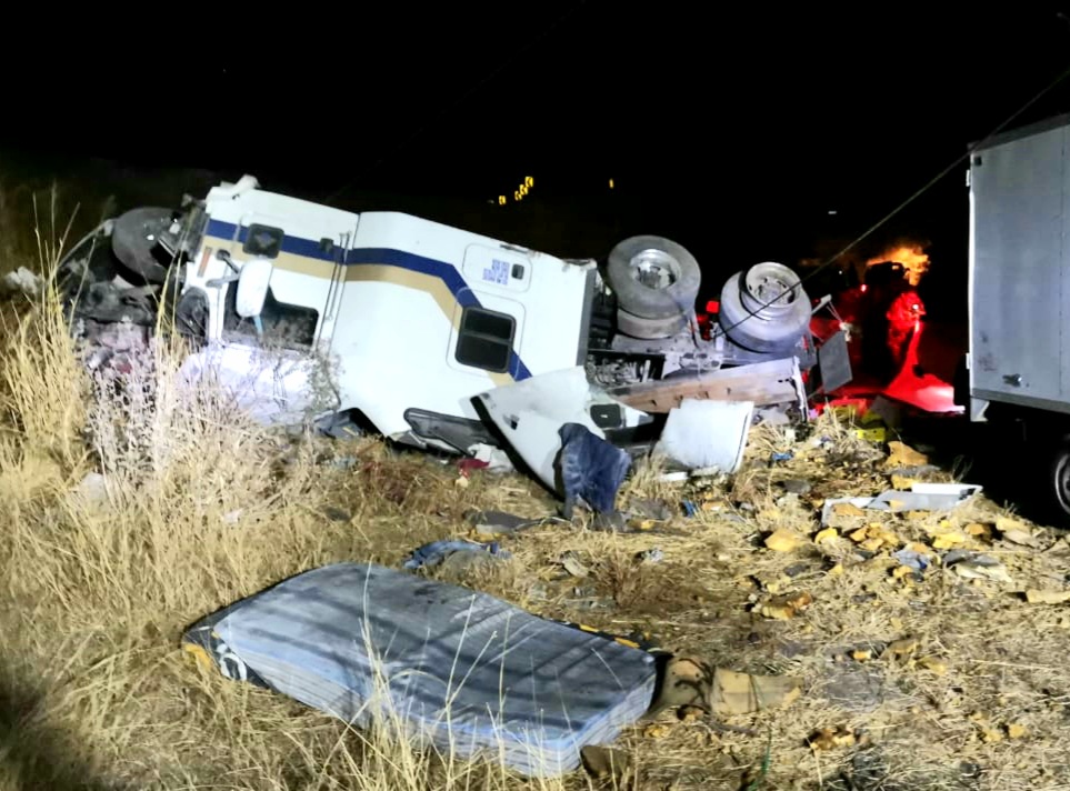 Vuelca tráiler cargado con toneladas de aguacate