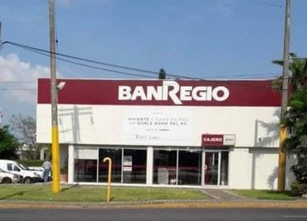 Tres sujetos asaltan un banco en la avenida Camelinas