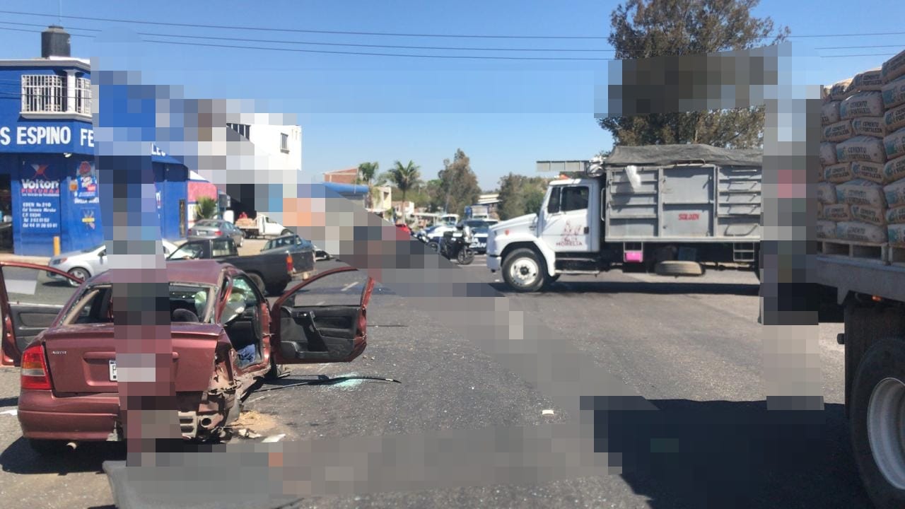 Aparatoso choque se registró en la carretera Morelia – Pátzcuaro, hay un herido