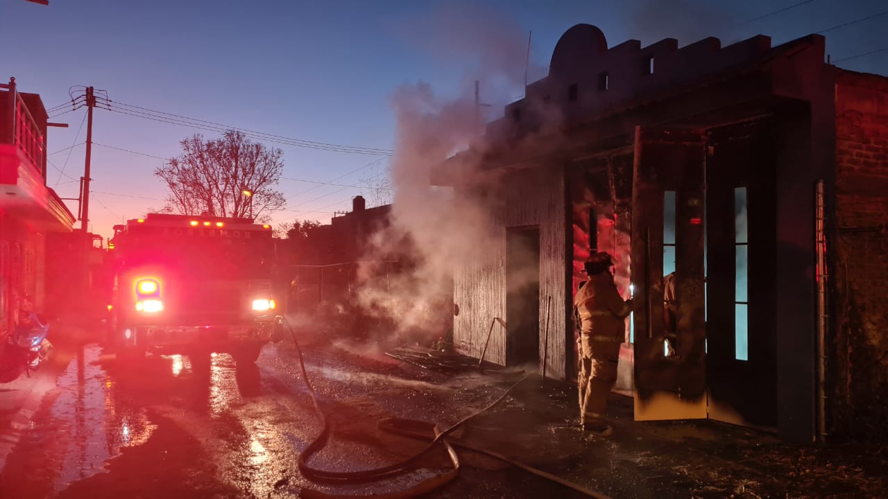 Bomberos rescatan a una perrita de carpintería en llamas