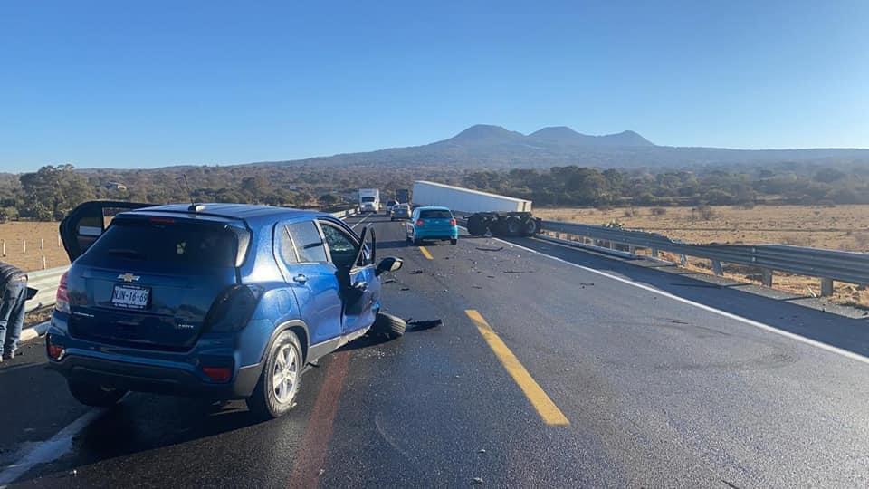 Encontronazo entre un tráiler y un carro compacto, hay dos heridos