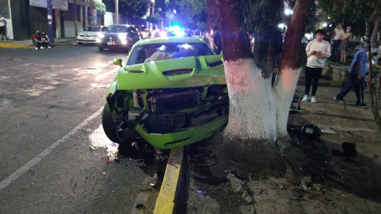 Carro deportivo choca en el Boulevard García de León