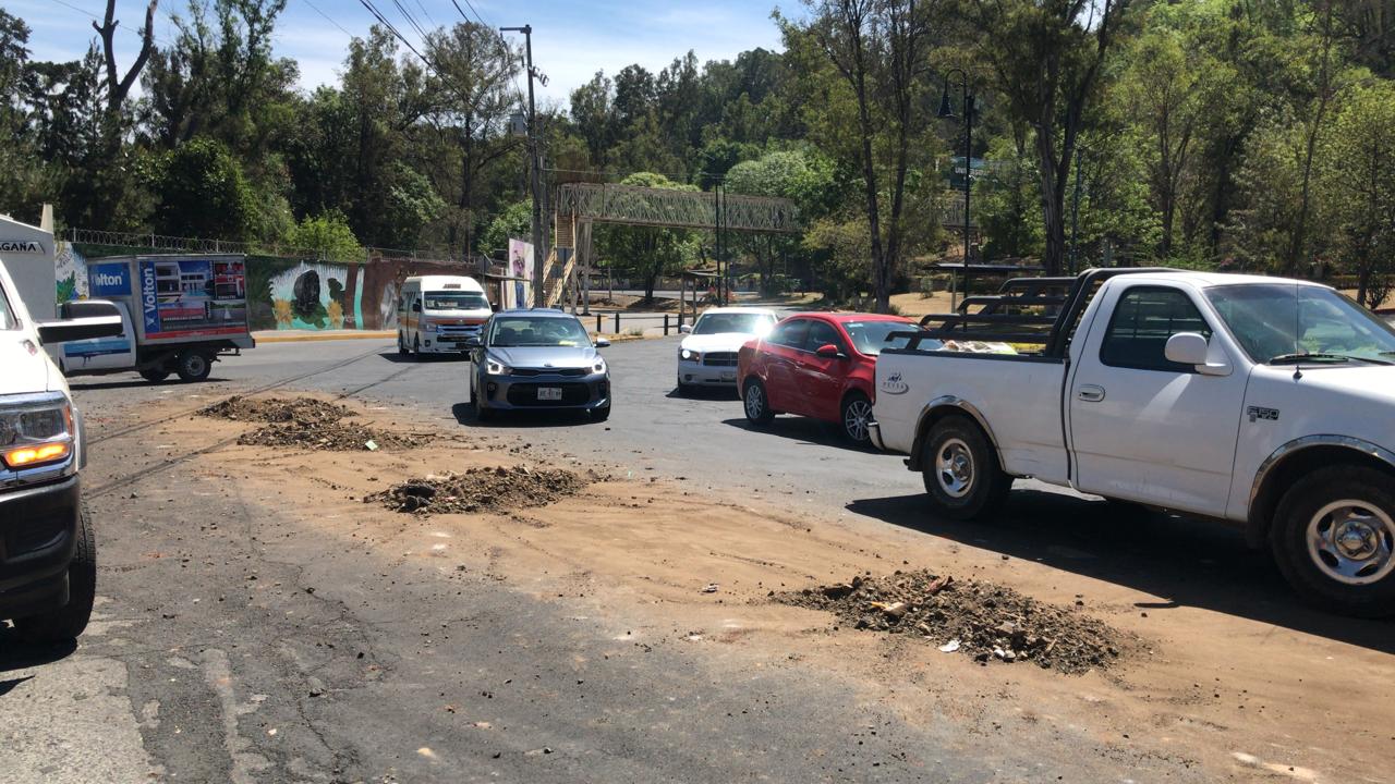 Camión volteo tira su carga de tierra y se da a la fuga