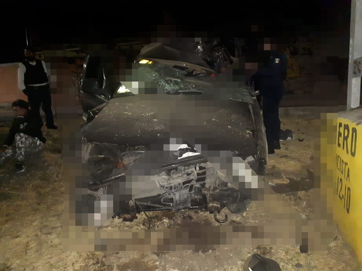 Jóvenes en una camioneta chocan contra un poste, dos murieron