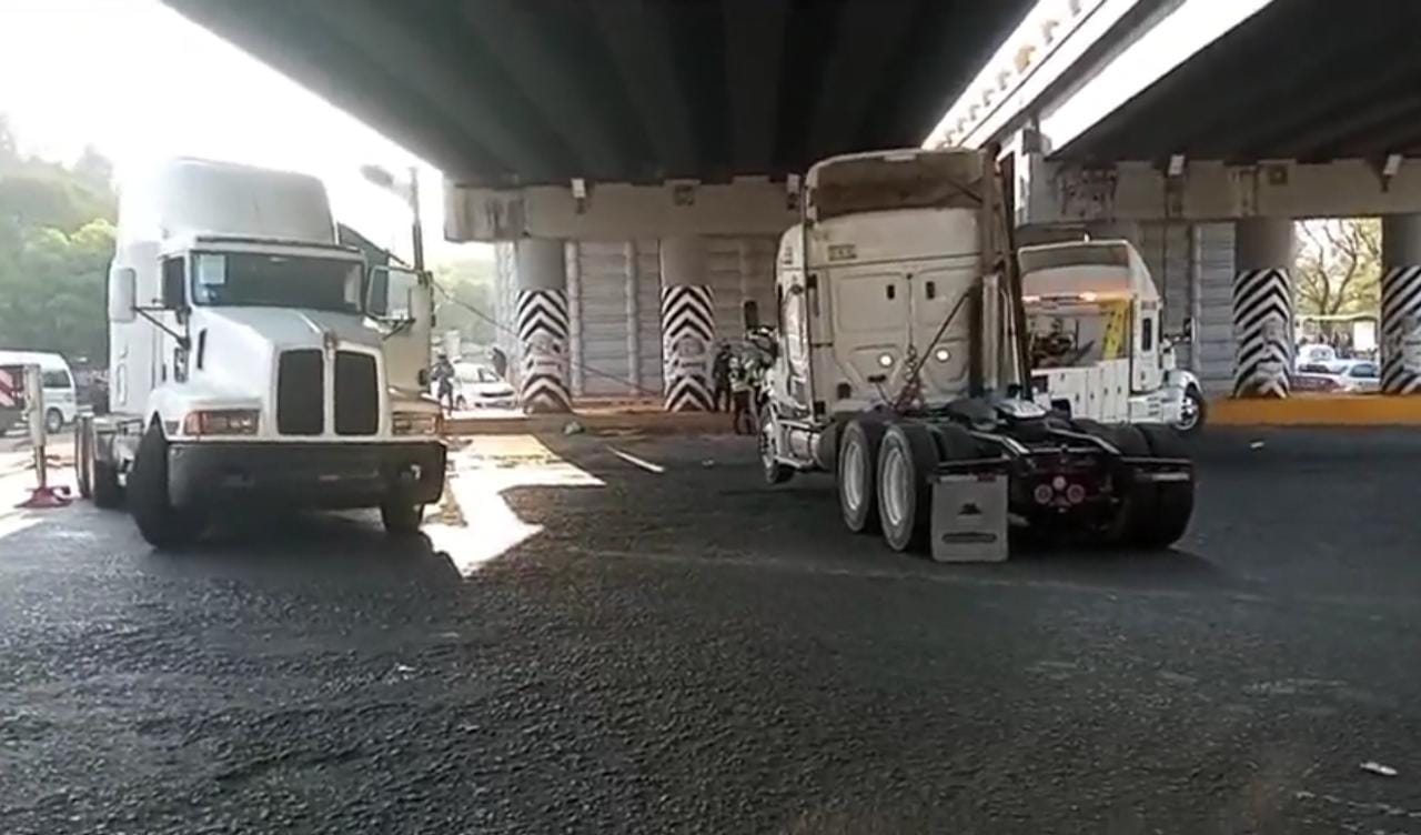 Tráiler vuelca en la intersección del Periférico y la avenida Morelos Norte