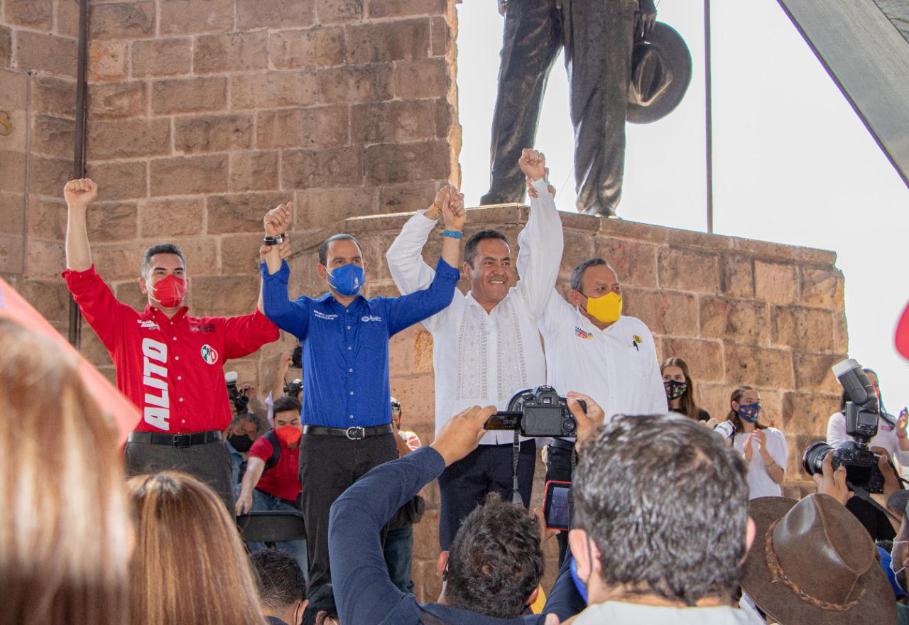 Dirigentes nacionales del PRI, PAN y PRD, arropan a Carlos Herrera y le toman protesta como candidato a Gobernador