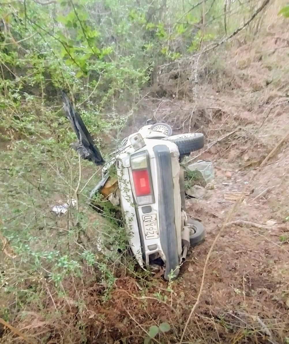 Hombre adulto muere al volcar el auto que conducía