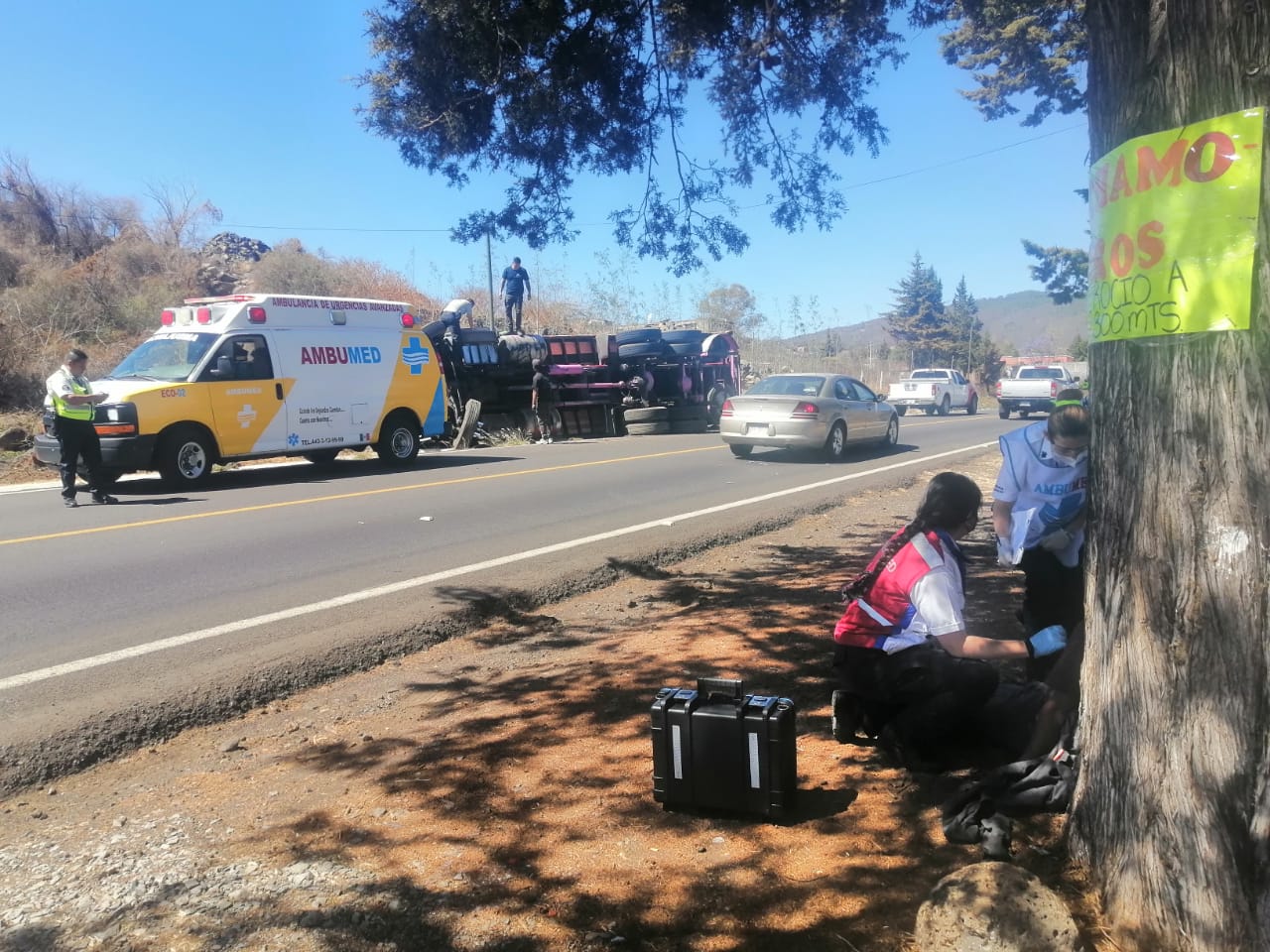 Camión cargado con fruta vuelca en la carretera a Quiroga
