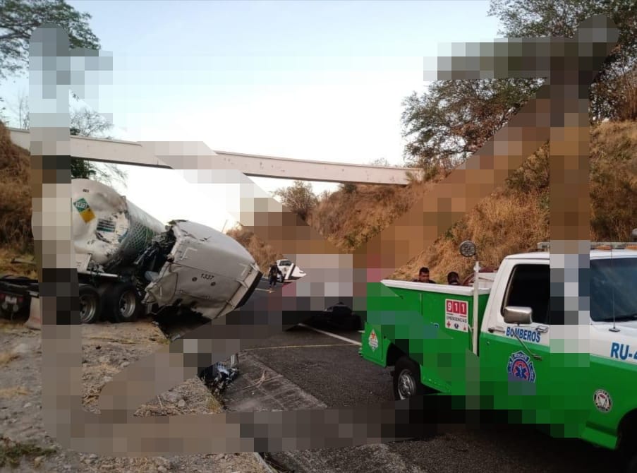 Encontronazo entre dos tráiler en la Autopista siglo XXI, hay un muerto y un lesionado