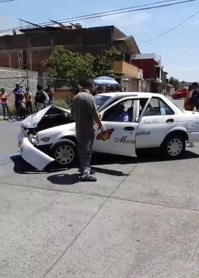 Patrulla de la Guardia Nacional choca contra un taxi, hay dos elementos y una pareja de civiles lesionados