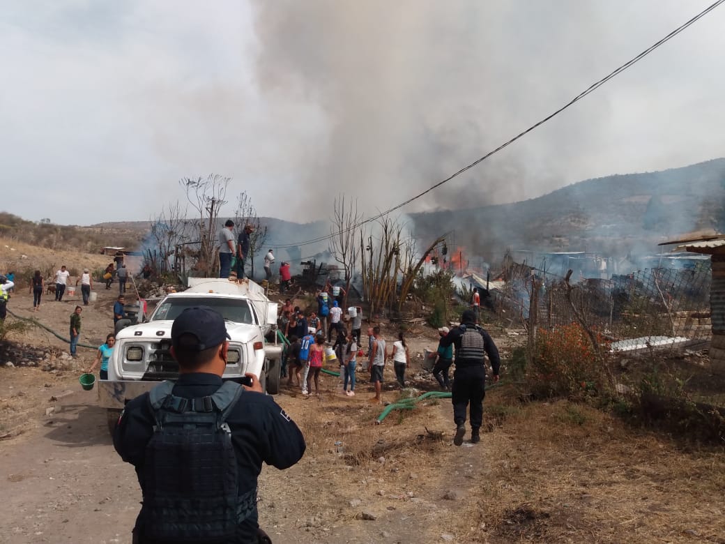 Arden casas de madera y láminas de cartón