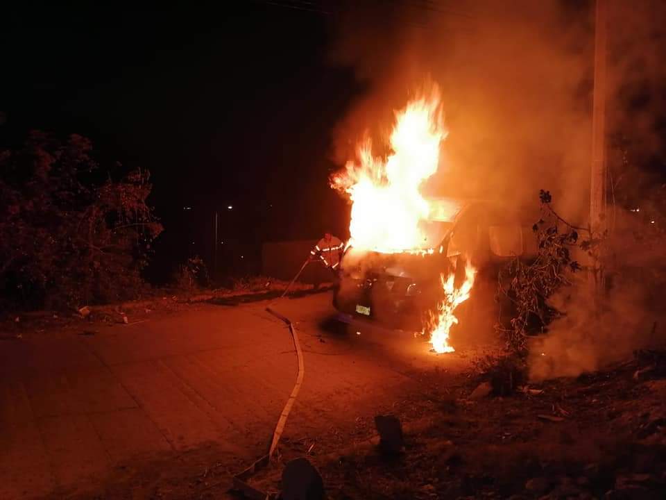 Sujetos en moto lanzan bombas molotov a un colectivo y le prenden fuego