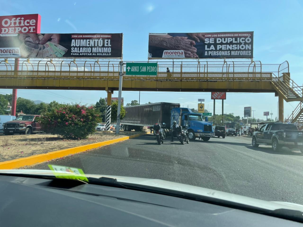 Tráiler sin control queda atravesado en un camellón