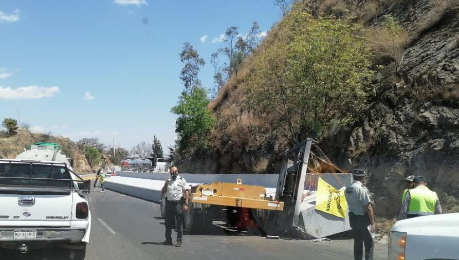Vuelca tráiler con estructura de concreto