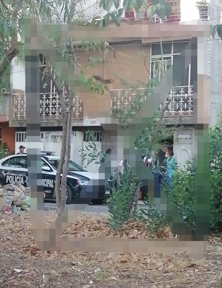 Una pareja cayó de la azotea de su casa, el hombre murió