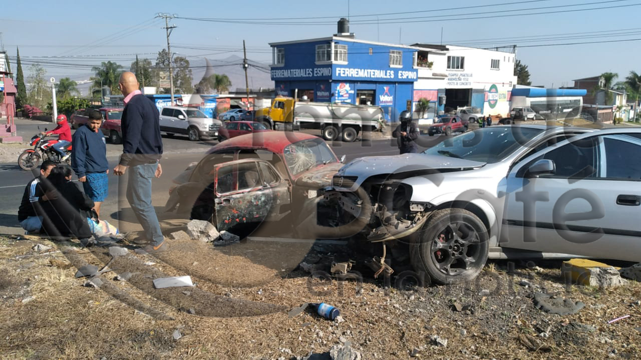 Chocan dos carros en la carretera Morelia – Pátzcuaro, hay dos lesionados