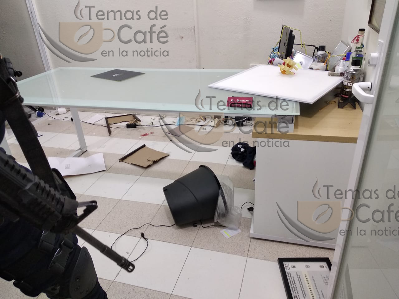 Grupo de sujetos causan destrozos en un consultorio en Bosques Camelinas