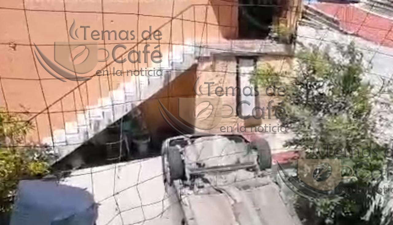 Auto vuelca dentro de una casa en la colonia Obrera
