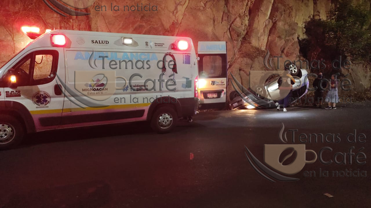 Vuelca camioneta frente a Casa de Gobierno