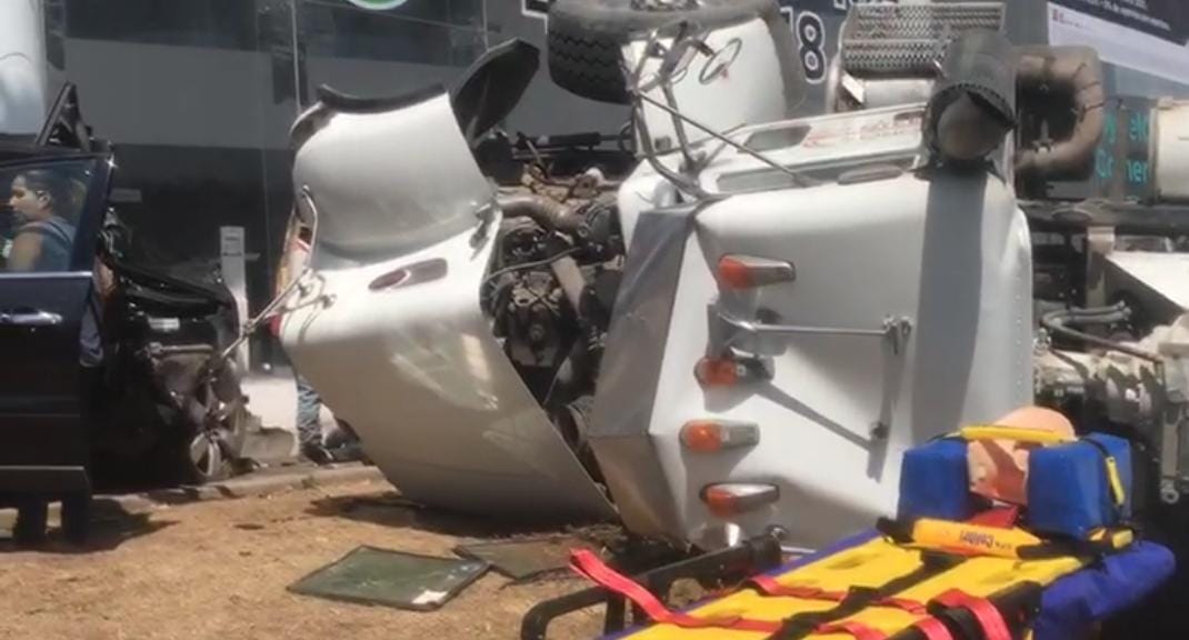 Camión revolvedora embiste una camioneta particular y termina volcado en la salida a Mil Cumbres