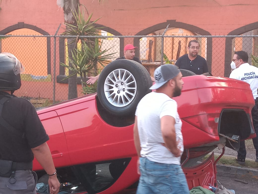 Vuelca un carro en la salida a Pátzcuaro