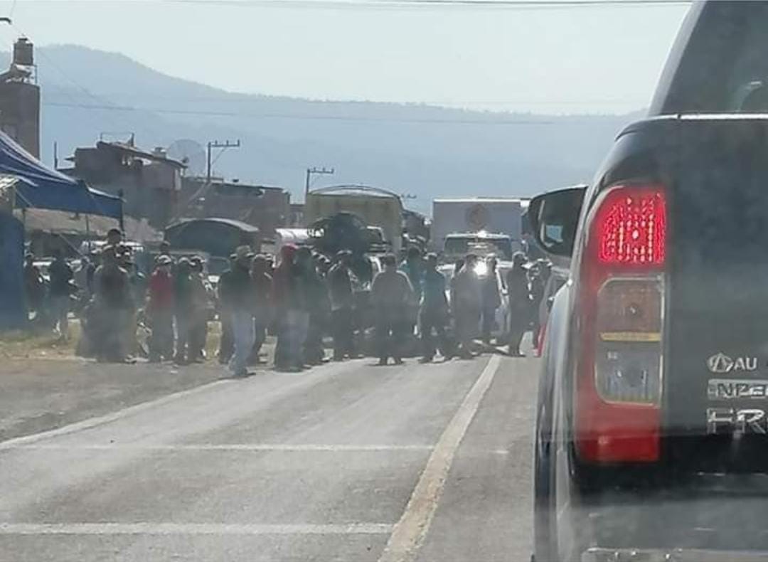 Pobladores de Santa Fe de la Laguna bloquean la carretera federal