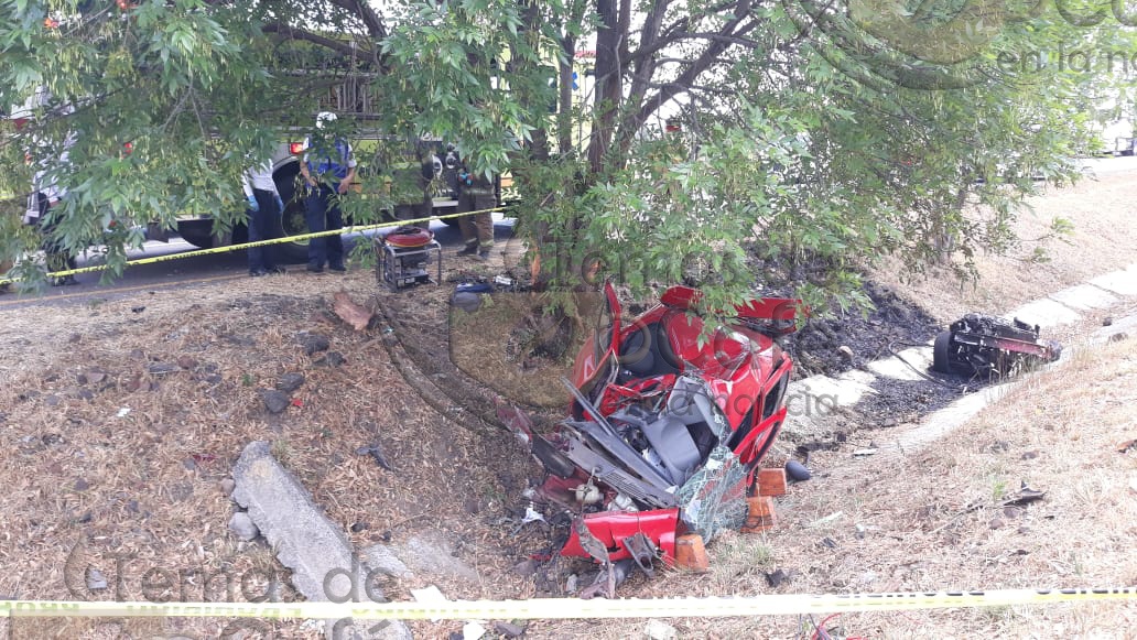 Auto choca contra un árbol en la carretera a Pátzcuaro, una mujer murió en el lugar