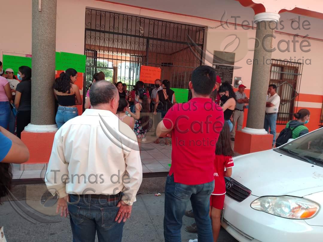 Toman alcaldía de Aguililla en apoyo a maestro confrontado por Silvano Aureoles