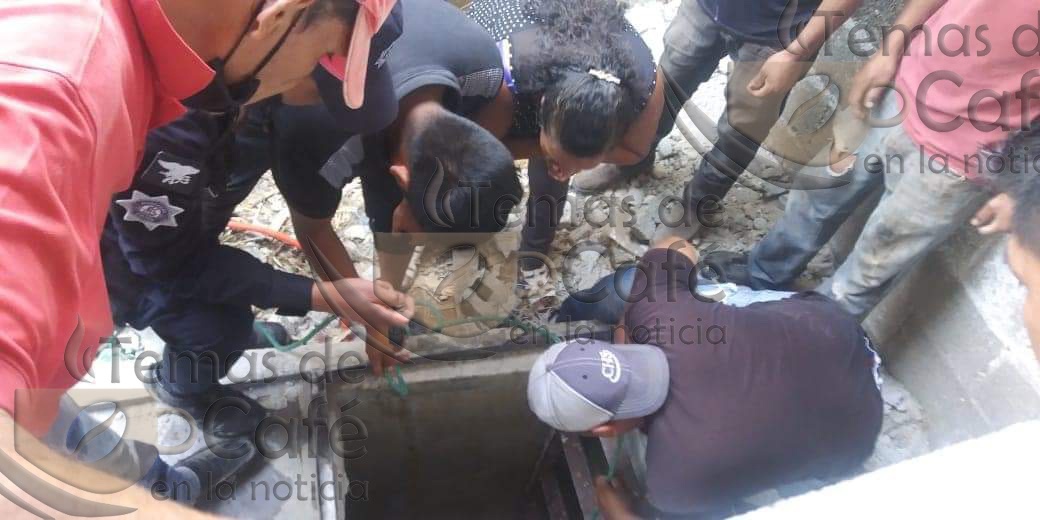 Bomberos rescatan a seis personas del fondo de un pozo para extraer agua