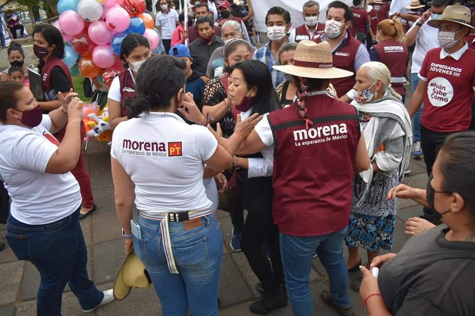 Intenta lanzar huevos a Iván Pérez Negrón en Tenencia Morelos