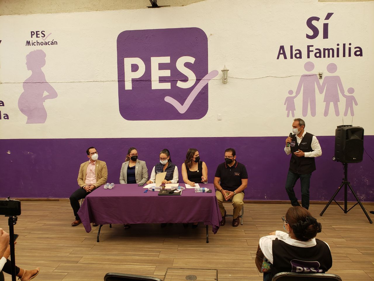 Tzitziqui Peña firma la agenta anticorrupción