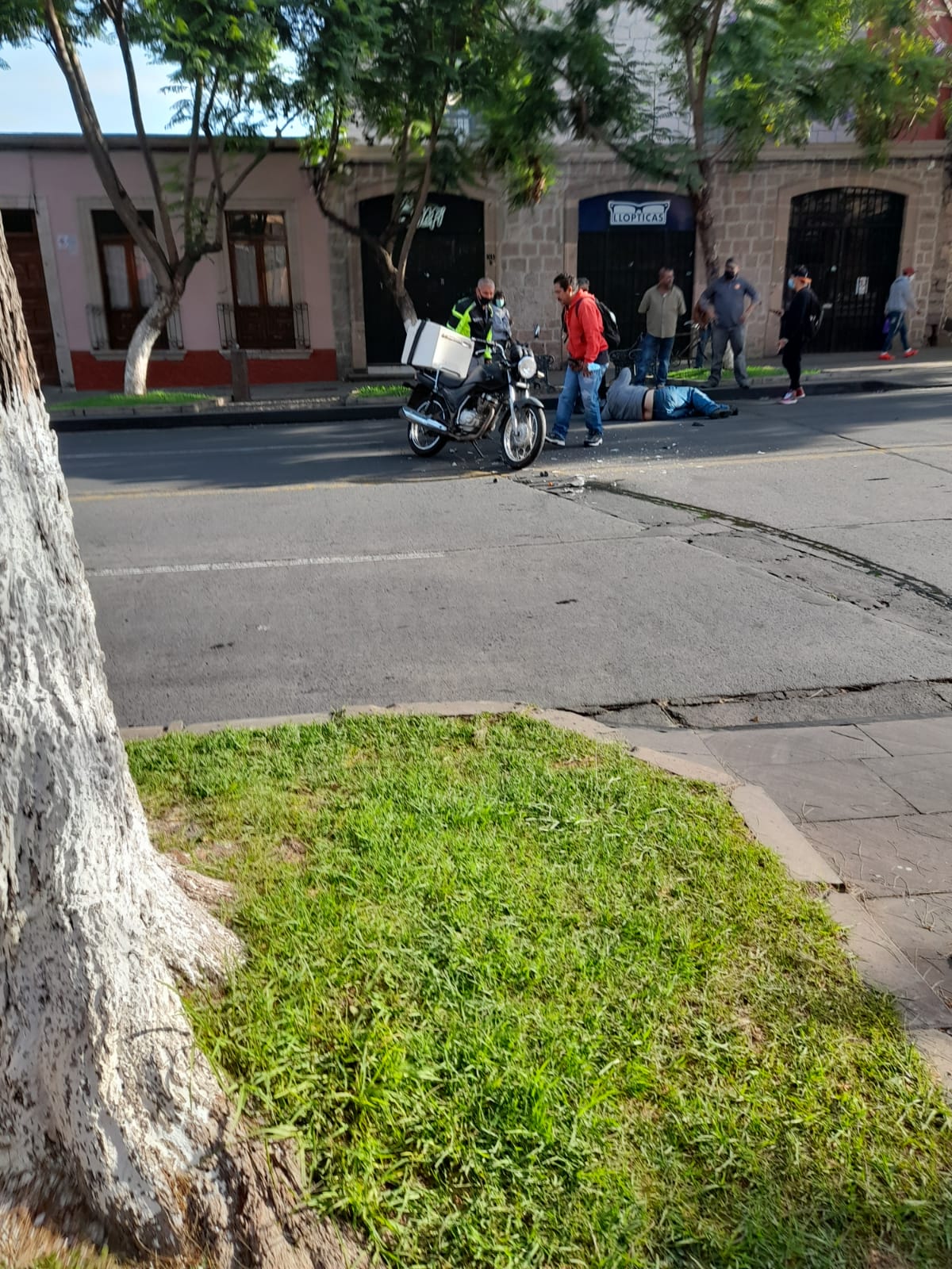 Automovilista arrolla a motociclista sobre la avenida Madero