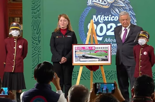AMLO presenta el nuevo billete de lotería donde sorteará un palco en el Azteca