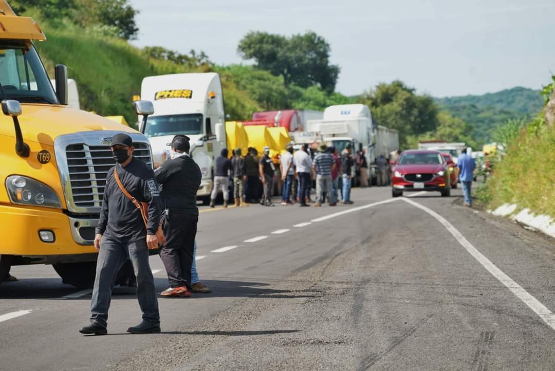 Con machete en mano un grupo de civiles instalan un bloqueo en la Siglo XXI