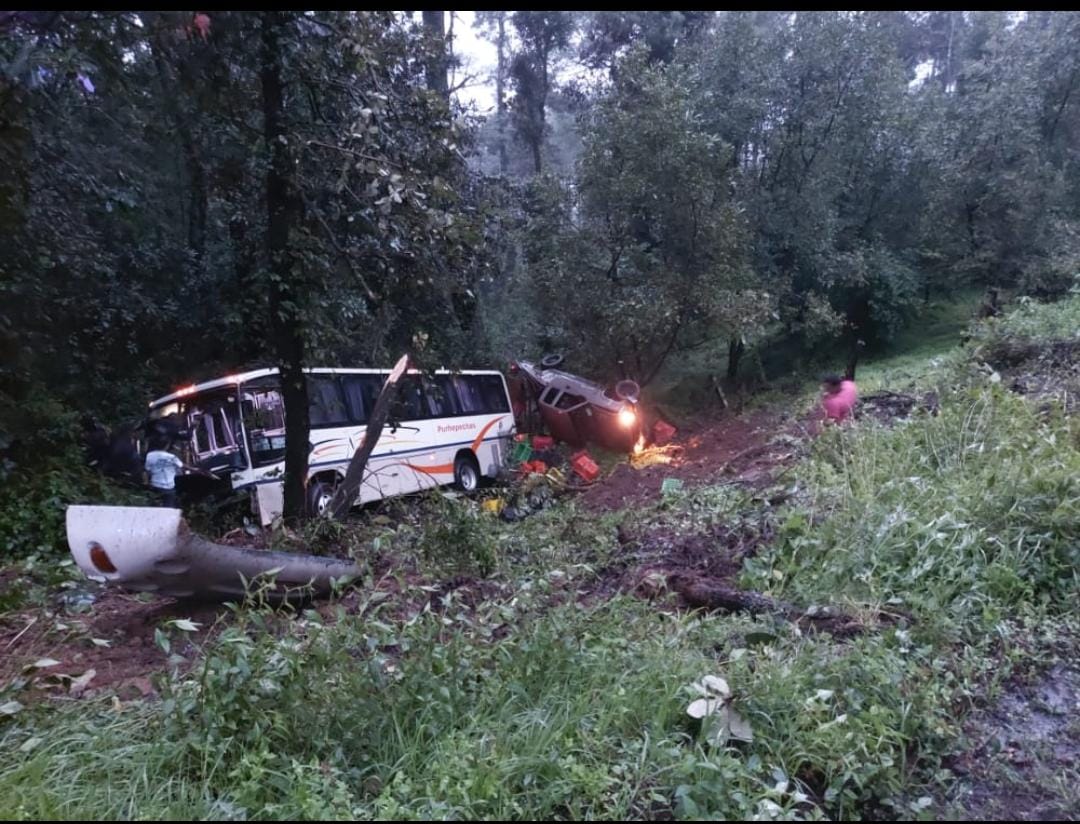 Chocan autobús contra camioneta y caen a un barranco