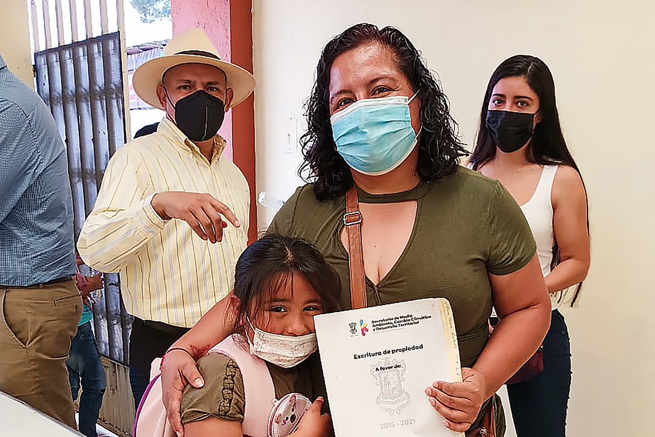 La SEMACCDET entregó 42 escrituras en Uruapan