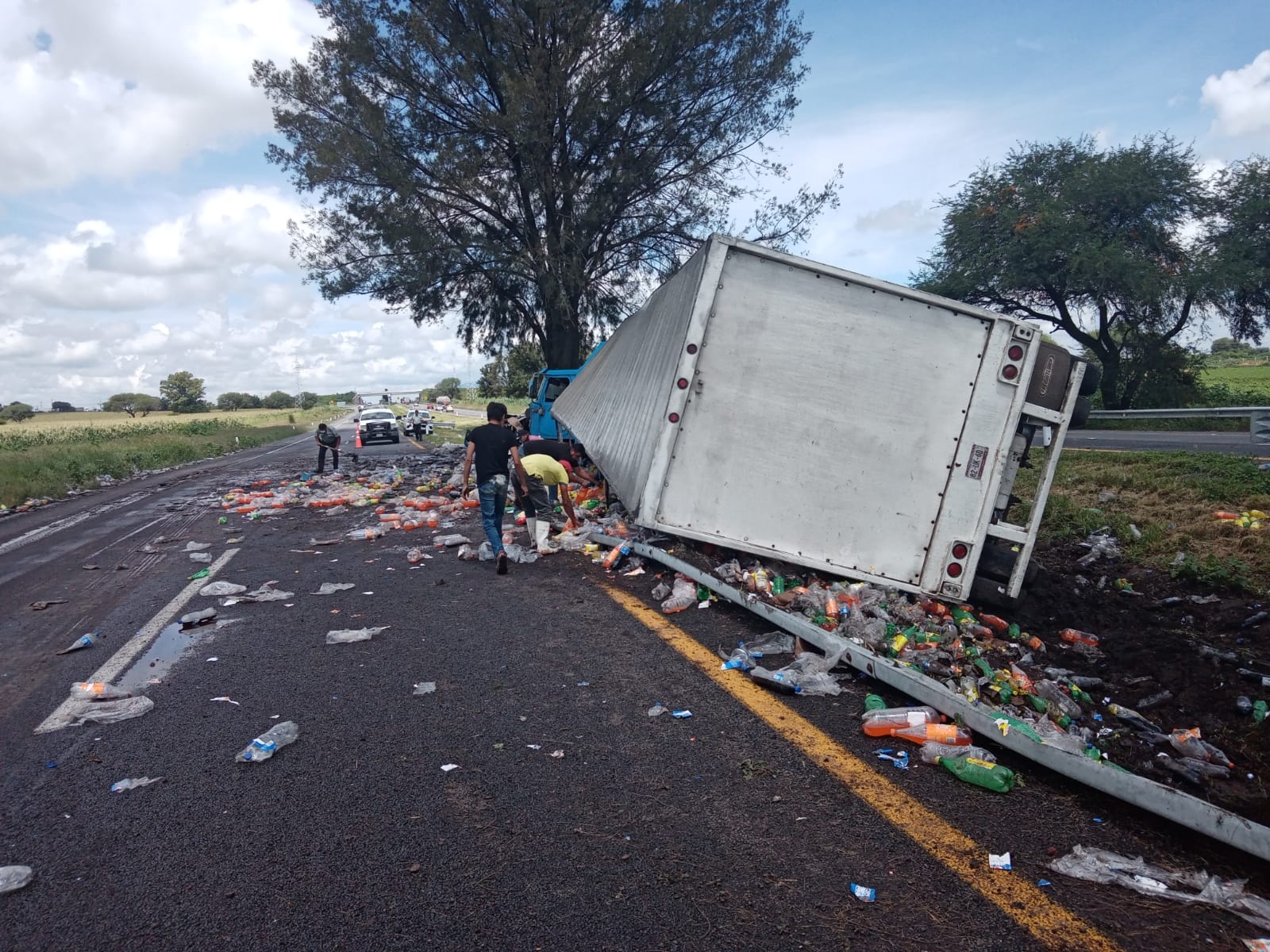 Tráiler de embotelladora vuelca en la Autopista de Occidente